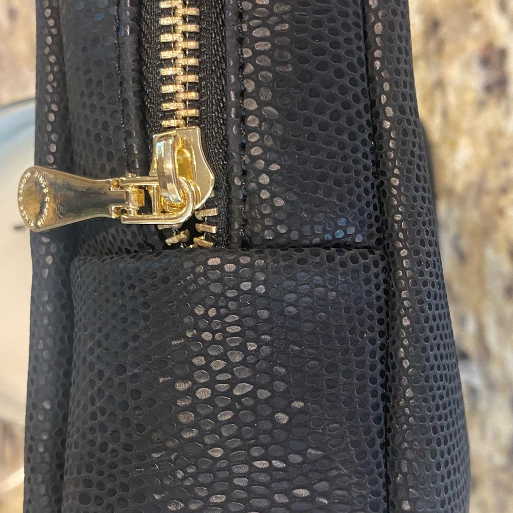 Vince Camuto Travel Bag Textured Black w/Gold Accents Lined 3 Inside Pockets - Picture 4 of 9